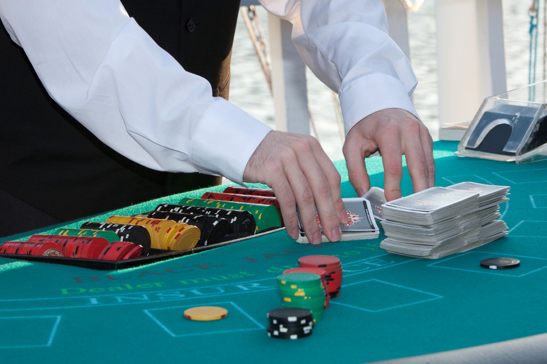 How does live dealer gaming differ from virtual games?